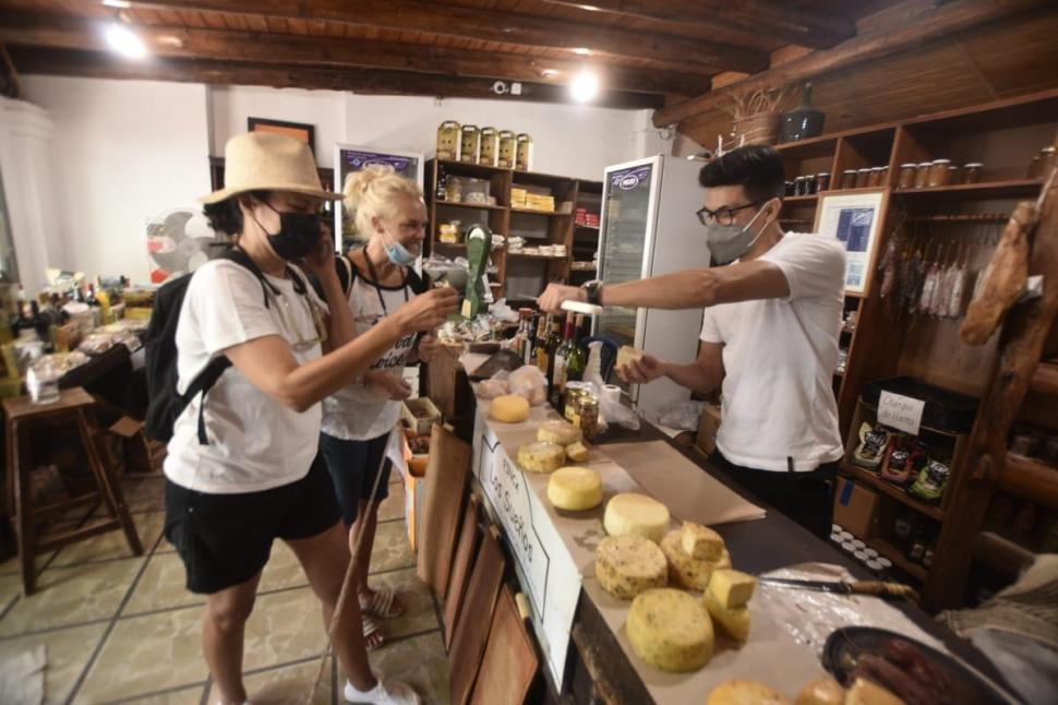 UN CLÁSICO. La venta de quesos no falla, por más que no haya Fiesta.   