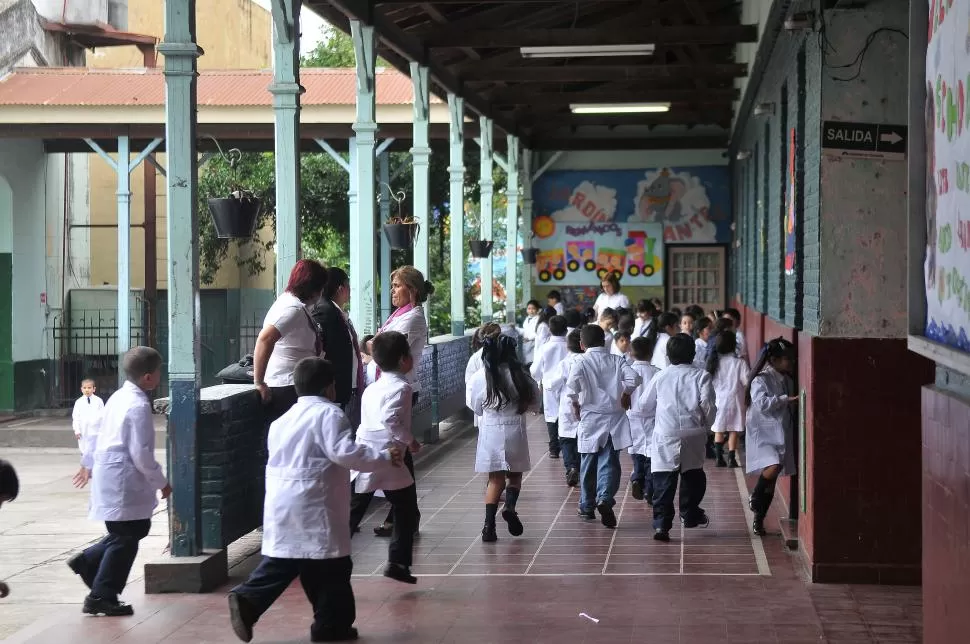 DE NUEVO AL COLE. Dentro de pocos días los chicos volverán a acostumbrarse a cumplir horarios escolares. la gaceta / foto de osvaldo ripoll 