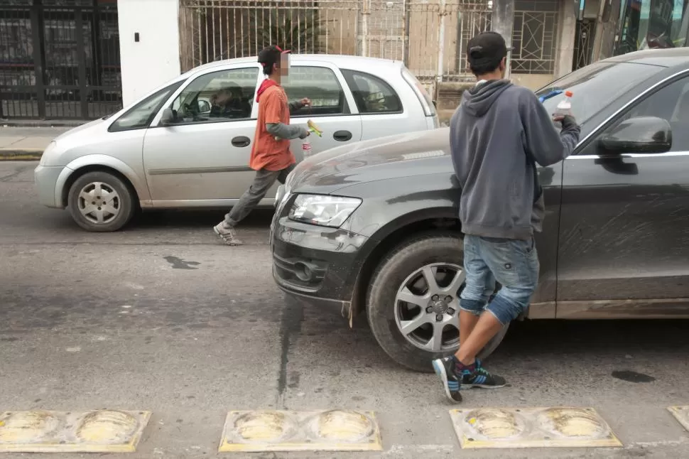 INICIATIVA. Con la nueva norma, los “limpiviadrios” y los “trapitos” deberán abandonar las calles. LA GACETA / FOTO DE INÉS QUINTEROS ORIO (archivo)