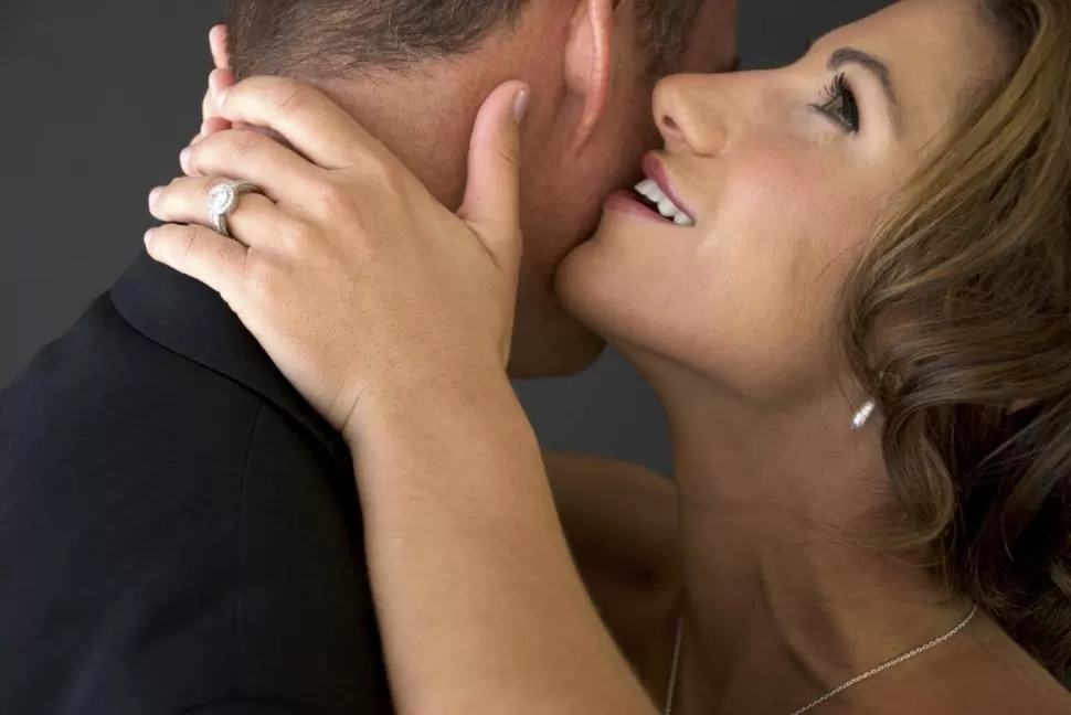 CUCKOLDING. Consiste en mantener sexo con terceros y luego relatar la experiencia en detalle a la pareja.   