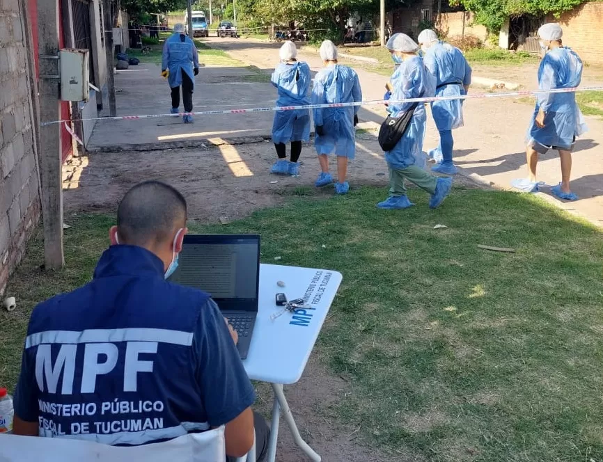 PERICIAS. Se recolectaron casquillos luego del ataque, en el que un joven le hizo dos disparos en el pecho a Alan Nahuel Montenegro.  