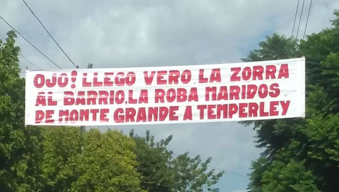 CURIOSA ADVERTENCIA. Un pasacalles anuncia la presencia de 