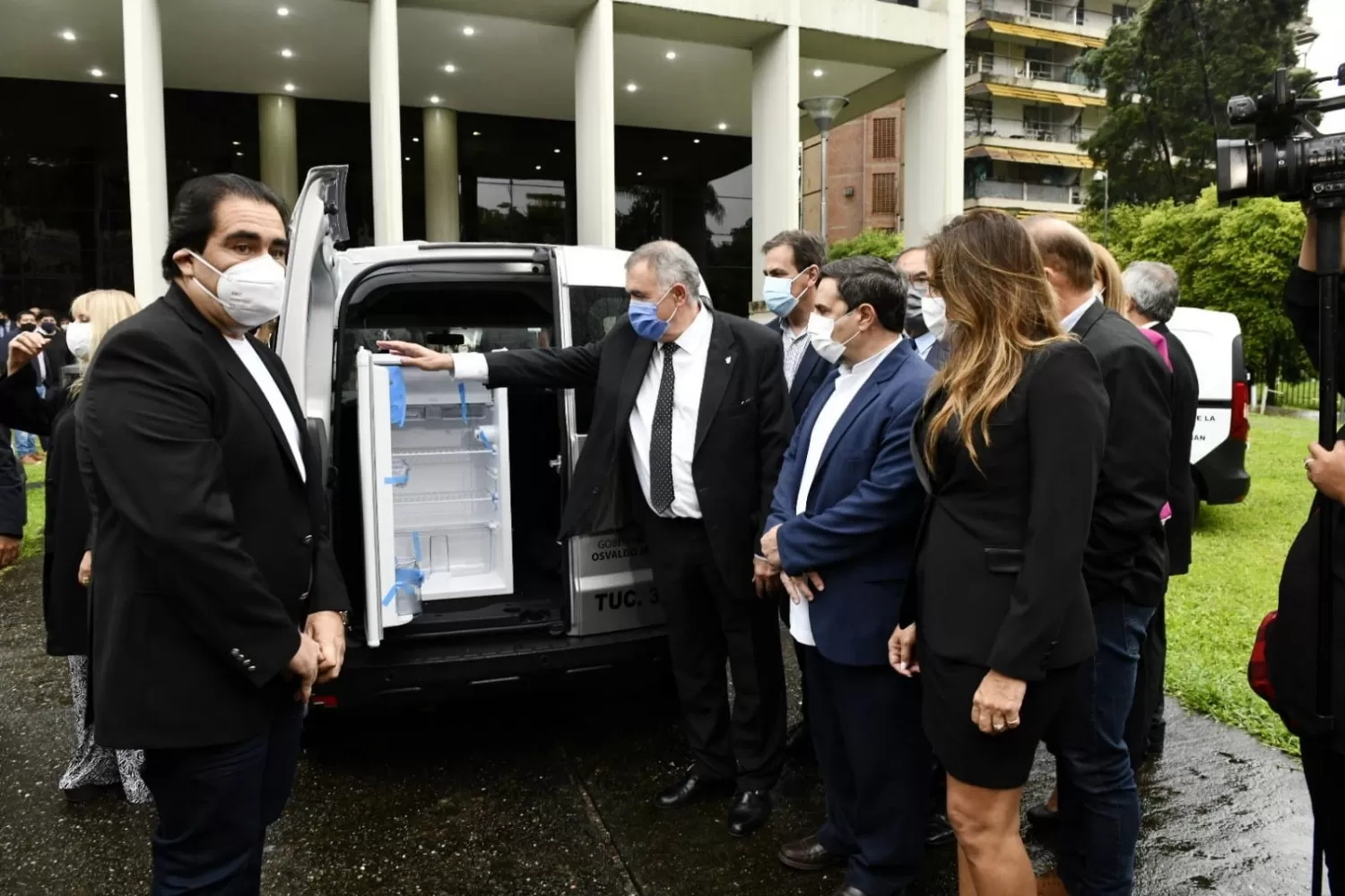 EN LA LEGISLATURA. Jaldo participó del acto de entrega de cinco utilitarios -adquiridos con recursos del Poder Legislativo- que fueron entregados al Siprosa. Foto: Prensa Gobernación