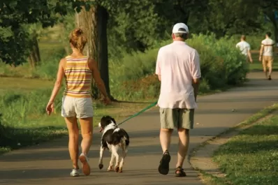 ¿Por qué caminar por la mañana ayuda a dormir de noche?