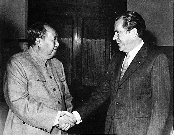 CORDIAL SALUDO ENTRE MAO Y NIXON.. Estados Unidos no había reconocido a China desde 1949 cuando los comunistas tomaron el poder. 