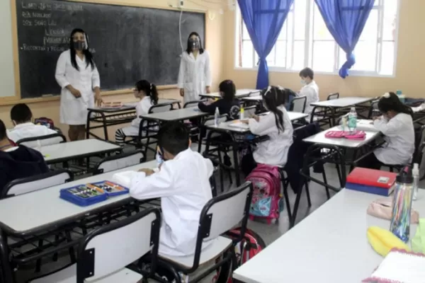 Los docentes acordaron un incremento del 45,5%, en cuotas y con revisión
