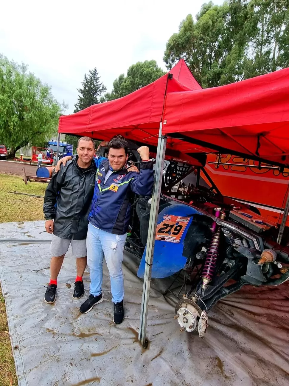 TAREAS. Reginato y Guevara durante el día de descanso con el UTV desarmado. fotos prensa reginato