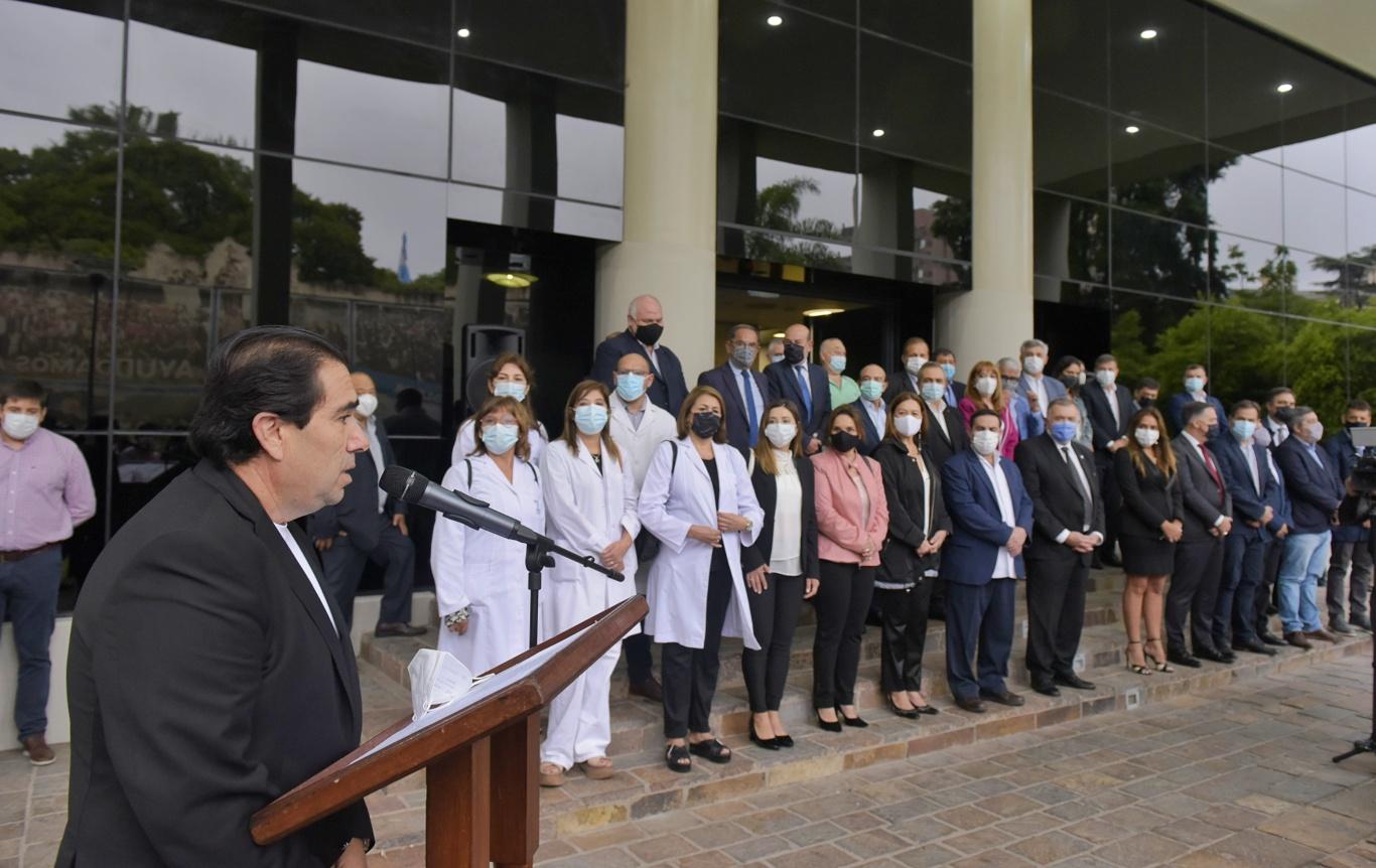 EN LA LEGISLATURA. Sergio Mansilla, presidente subrogante de la Cámara provincial, brinda un discurso en el acto de este martes. Foto: Prensa HLT