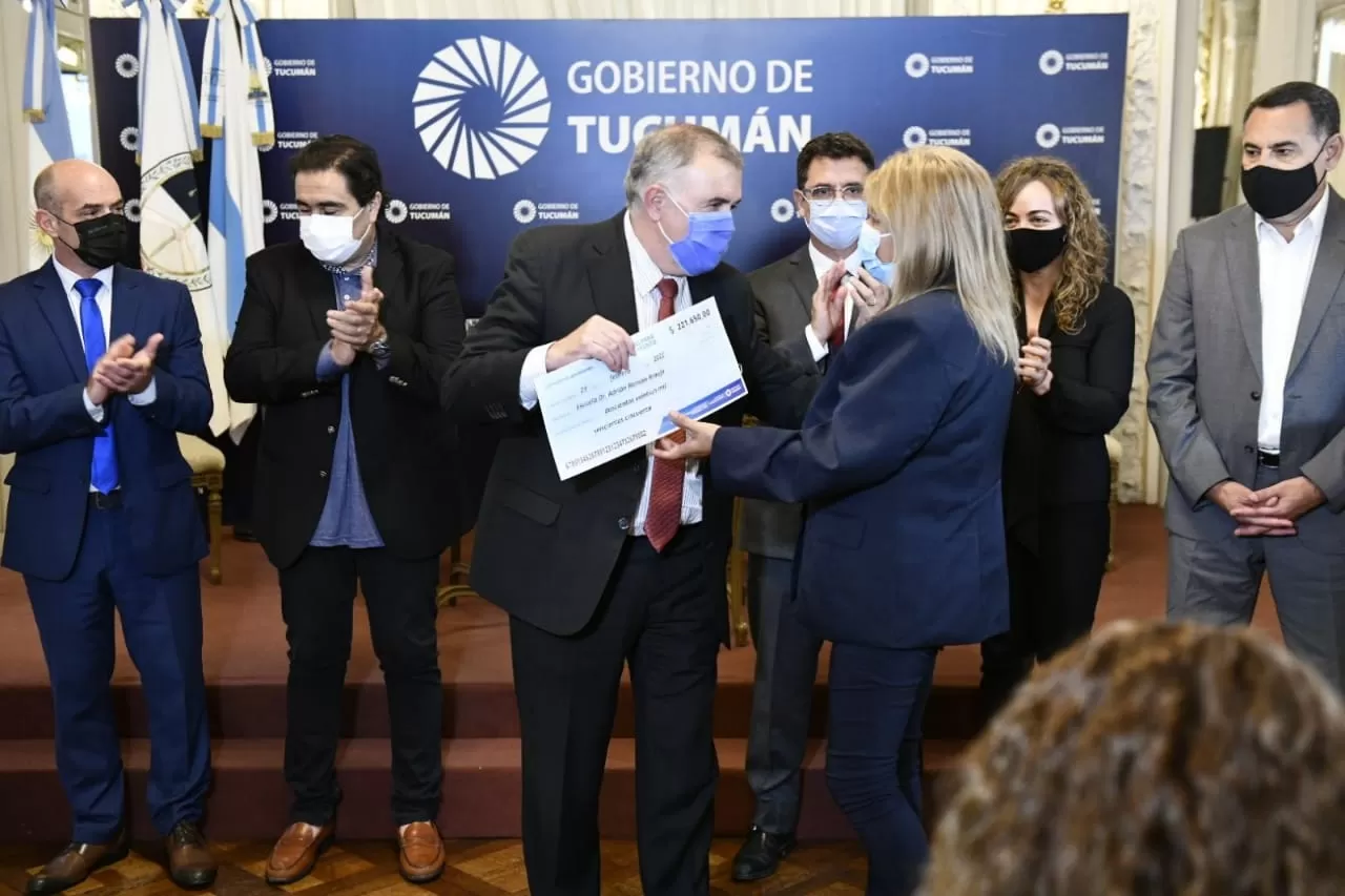 EN CASA DE GOBIERNO. Jaldo entrega subsidios a autoridades de escuelas de Tucumán que cuentan con comedores. Foto: Prensa Gobernación