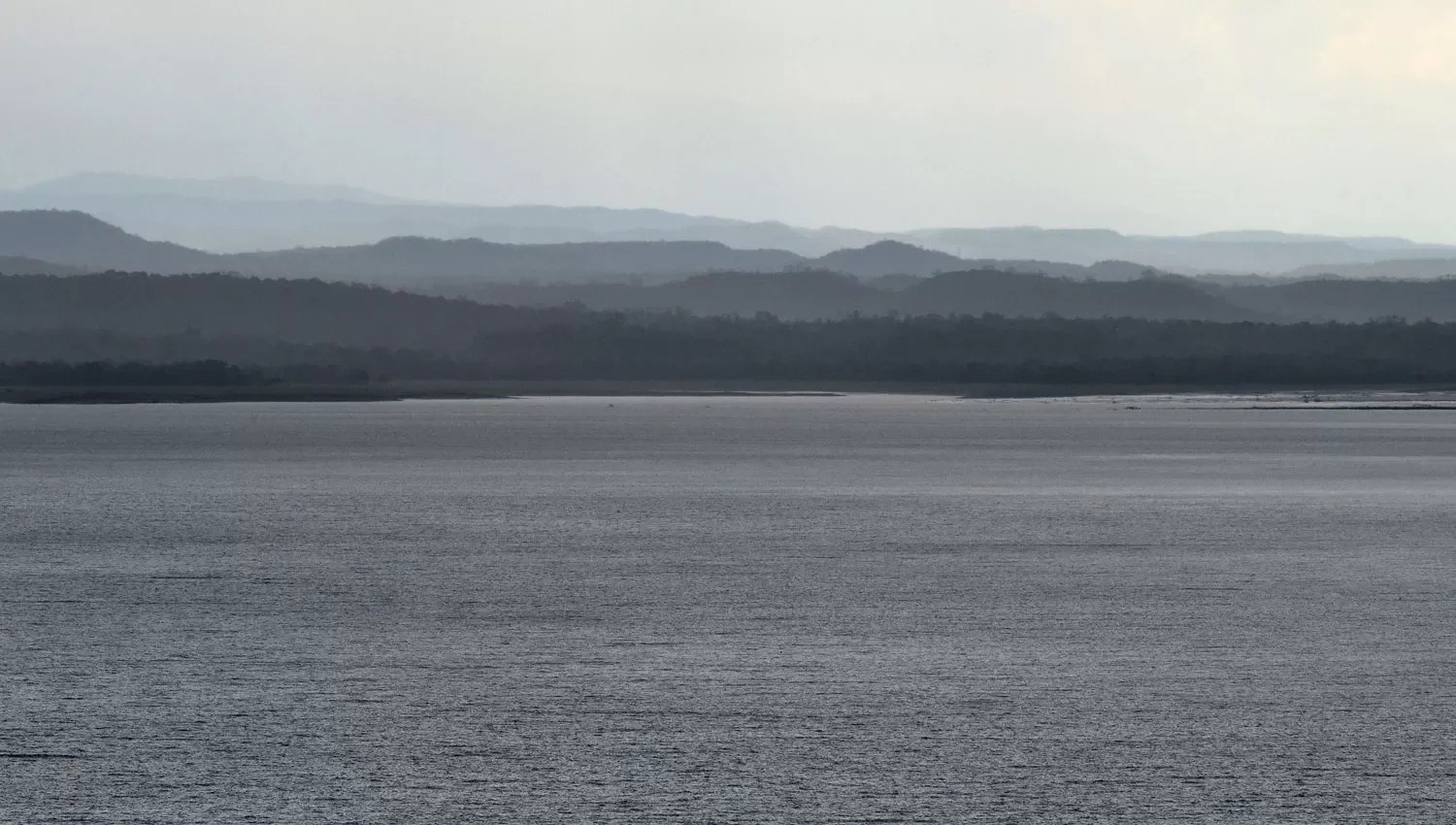CIELO CUBIERTO. Una postal del dique El Cadillal, uno de los principales atractivos turísticos de la provincia.