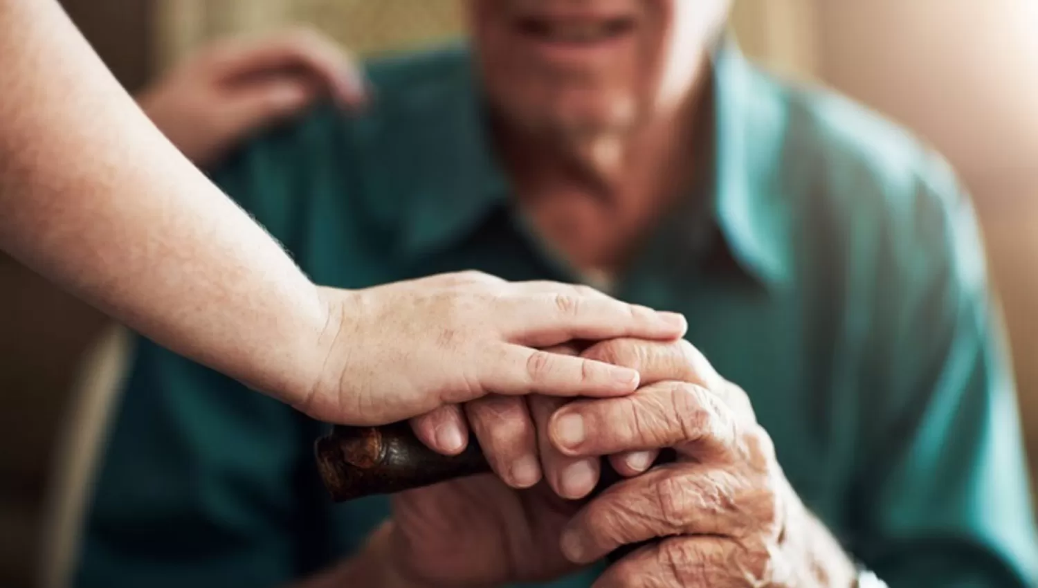 CUIDADO DE PERSONAS. Los acompañantes brindan un servicio esencial en los hogares argentinos. 
