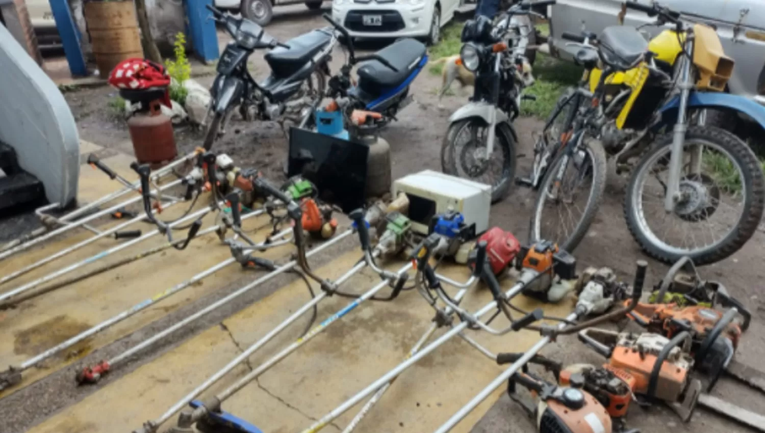 SECUESTRO. La Policía encontró televisores, electrodomésticos, desmalezadoras y motos desarmadas. 