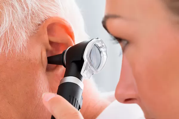 PÉRDIDA AUDITIVA. En casos en que sea severa o profunda, el implante coclear ayuda a entender el habla. 