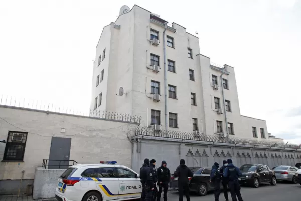 Rusia comenzó a evacuar a su personal diplomático de Ucrania