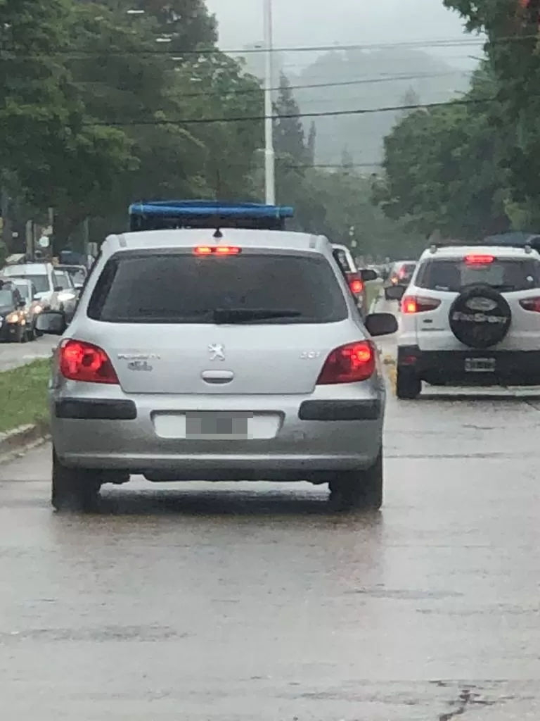 LA PRUEBA. Un testigo le tomó una foto al auto que habrían usado los asaltantes.  