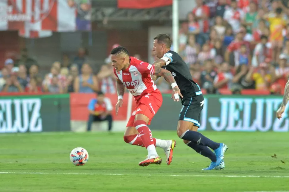 EL DUELO DE LA NOCHE. Bianchi y Álvez lucharon toda la noche, casi siempre ganó el defensor, aunque en la única que perdió el delantero puso el 1-0 que terminó siendo el resultado final del partido. Fotos de Javier Escobar  - Especial para La Gaceta 