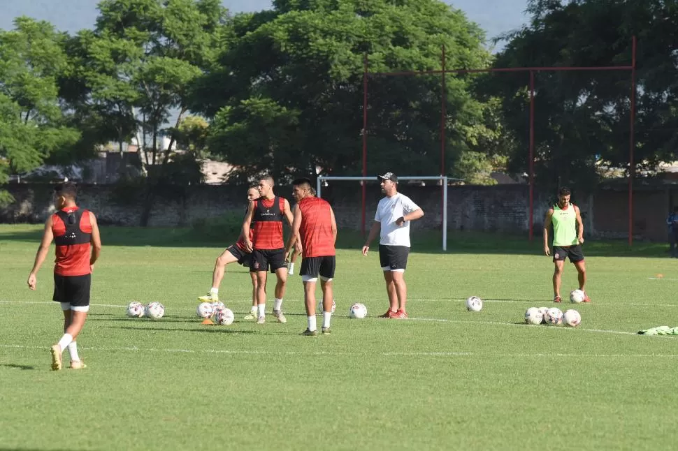 POCOS DÍAS PARA TRABAJAR. El plantel se entrenó ayer por la tarde en el complejo “Natalio Mirkin” y hoy por la mañana volará rumbo a Puerto Madryn; volverse con un buen resultado es el objetivo. 