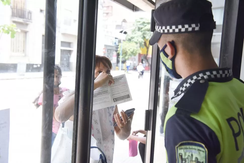 CARNET EN MANO. En pocas instituciones o eventos fue riguroso el control del pase sanitario dado que su fin fue fomentar la vacunación. 