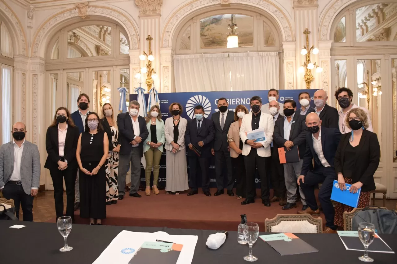 Ceremonia oficial en el Salón Blanco de la Casa de Gobierno.