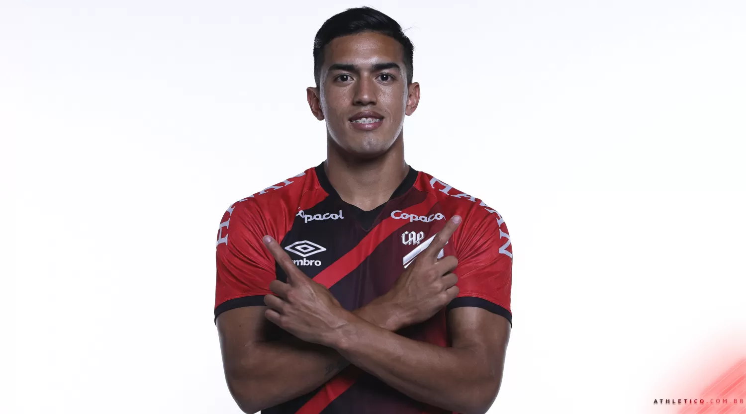 NUEVA ETAPA. Cuello posó con la camiseta del Paranaense. 