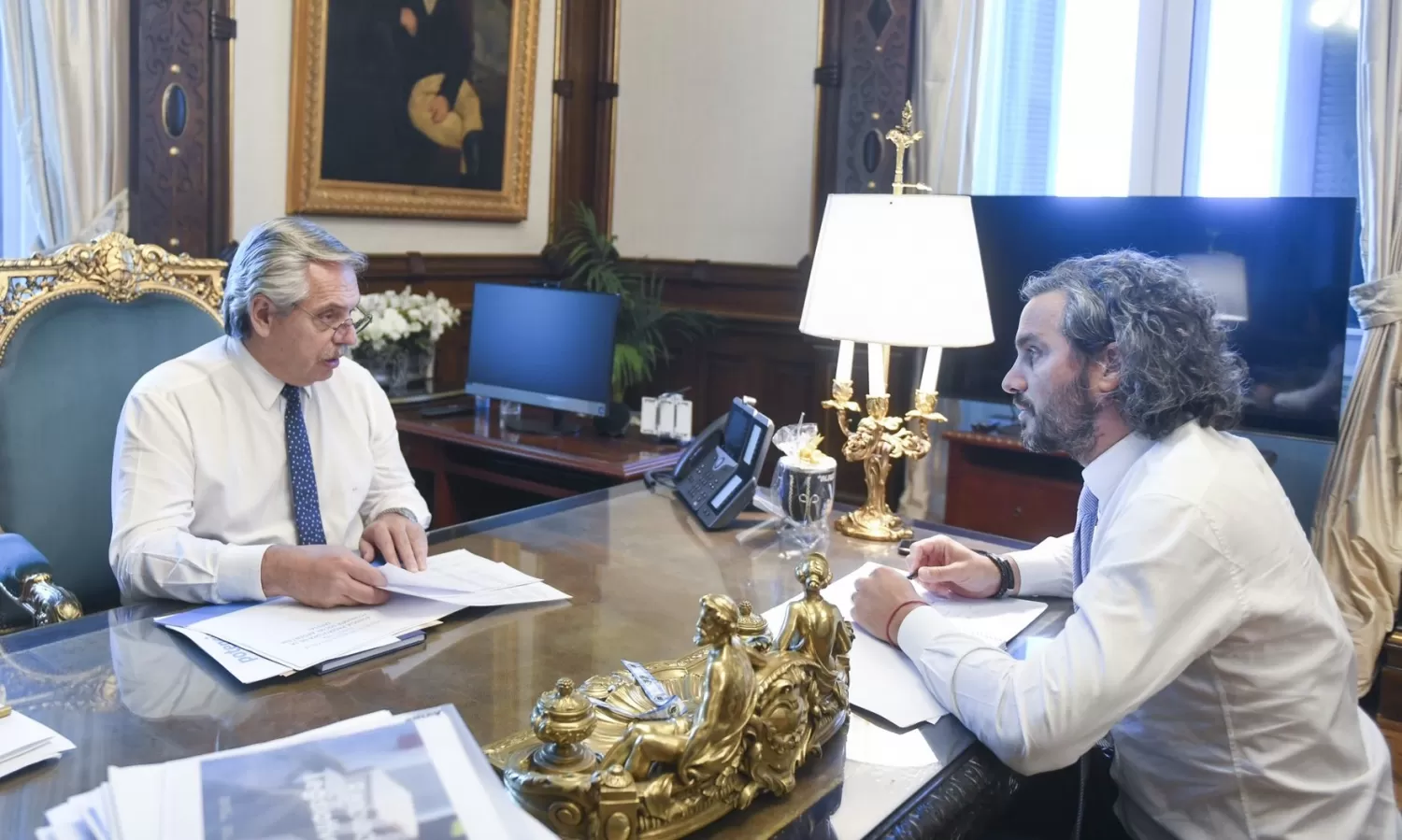 MENSAJE DE DIÁLOGO. El presidente Fernández, junto al canciller Cafiero. Foto de Archivo / Presidencia de la Nación