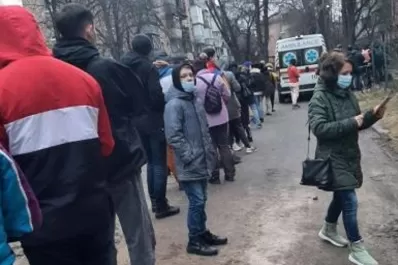 Largas colas en Kiev para donar sangre para los heridos por los ataques de Rusia