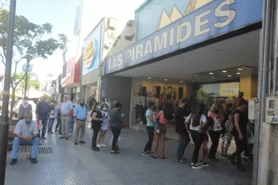 ¡Una buena! Después de dos años, volvieron las filas en los comercios tucumanos que venden guardapolvos