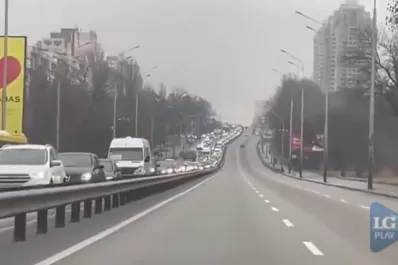 Ataque ruso a Ucrania: cientos de familias buscan escapar de los bombardeos