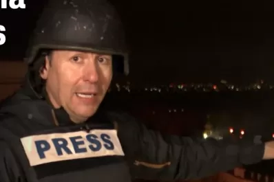 Video: un periodista es sorprendido en vivo por los ataques en Ucrania