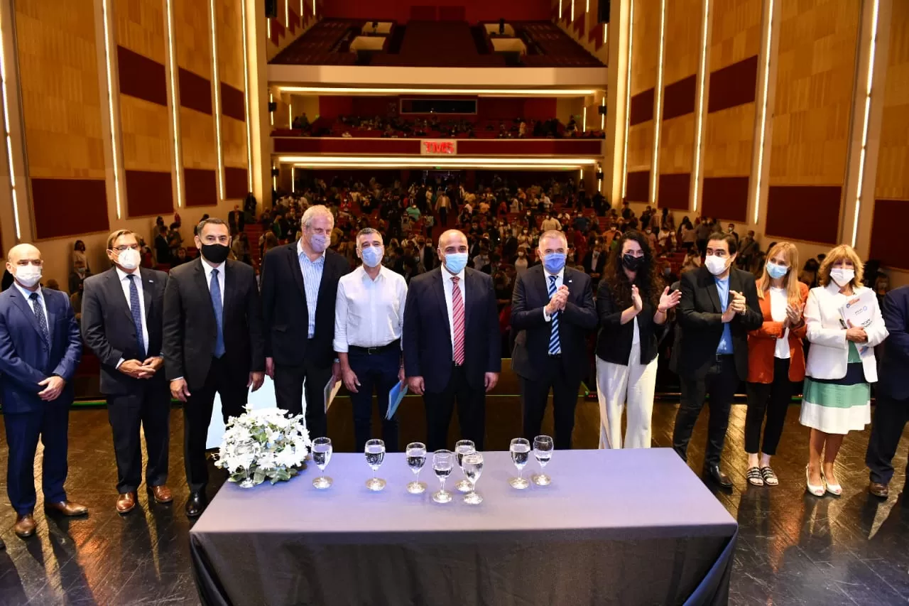 EN EL TEATRO MERCEDES SOSA. Jaldo, Manzur, los ministros nacionales y funcionarios provinciales participaron del acto de este viernes. Foto: Prensa Gobernación