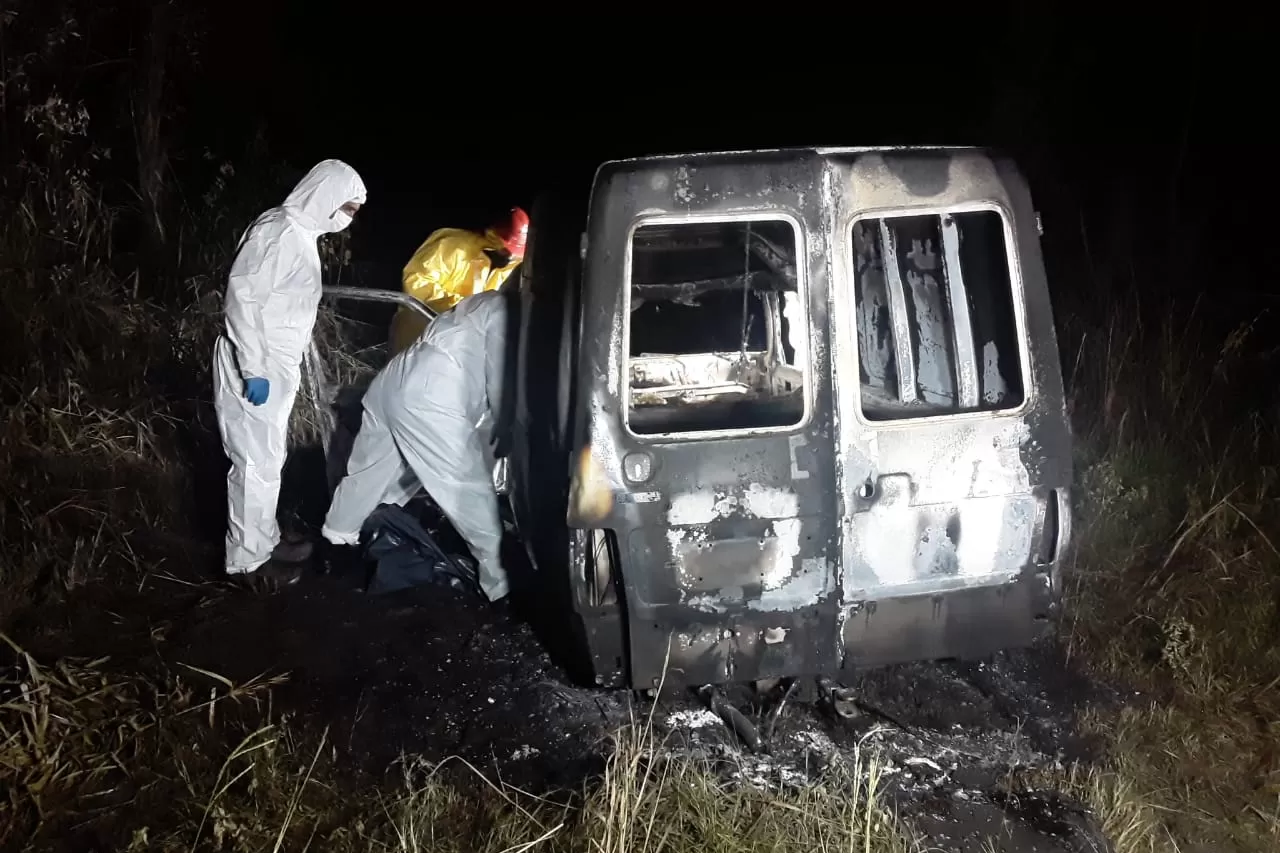 EN SANTA LUCÍA. Peritos trabajan en el lugar donde fue hallado el cuerpo calcinado, dentro de la camioneta. Foto: Prensa MPF