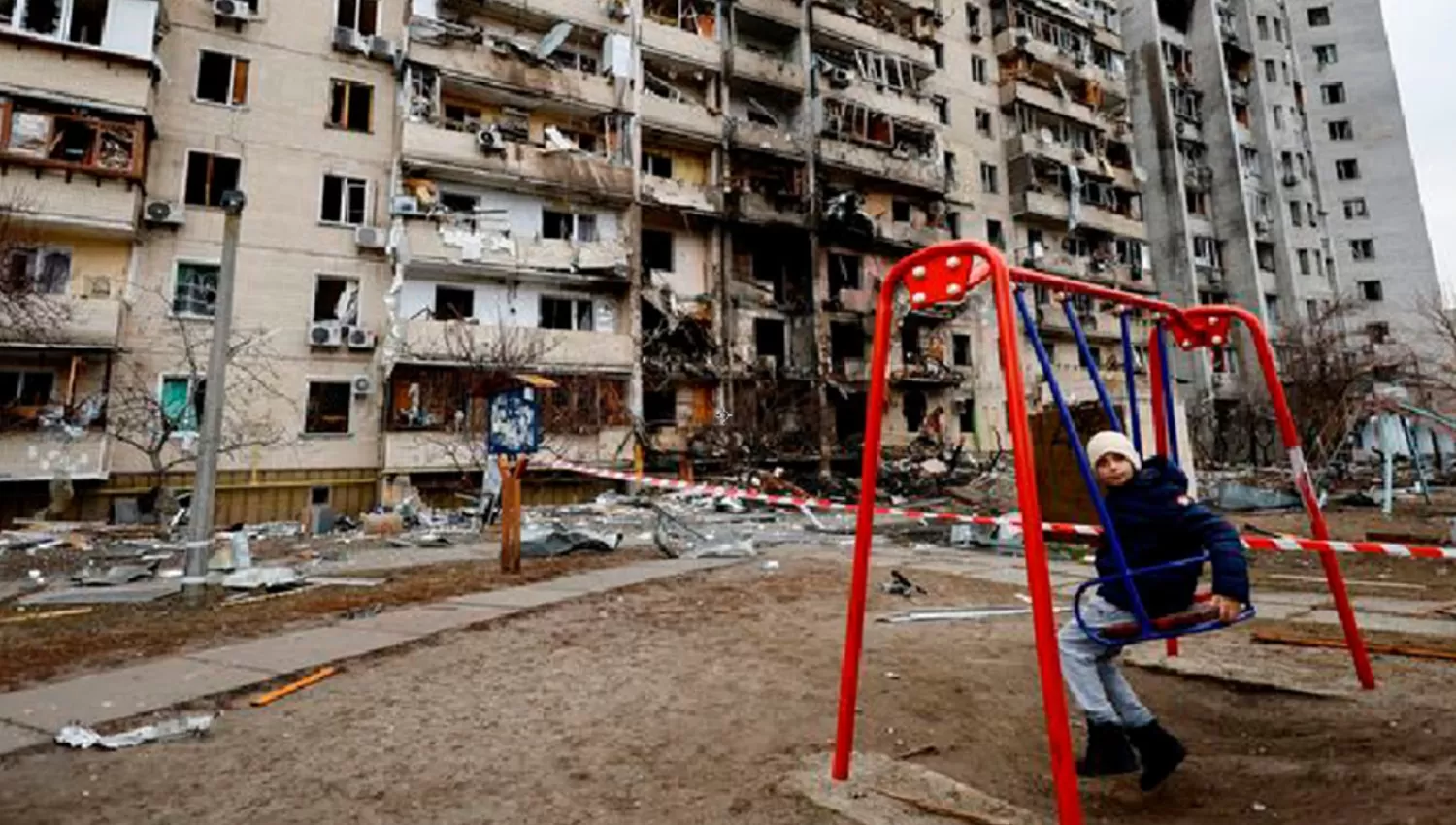 DESTRUCCIÓN. Un niño juega frente a unos monoblocks en la ciudad ucraniana de Kiev.