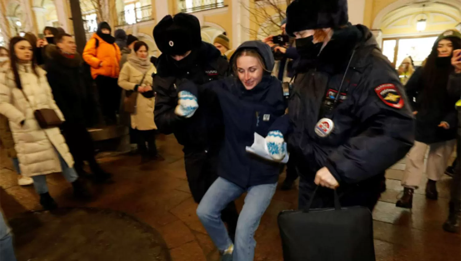 EN SAN PETERSBURGO. Una mujer es llevada por la Policía durante una protesta contra la guerra.