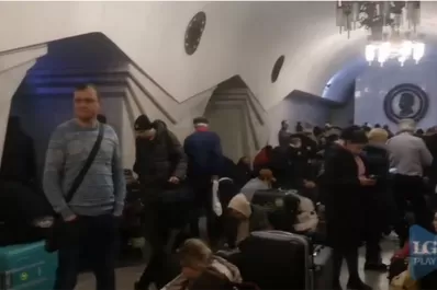 Video: Miles de ucranianos se refugiaron en el subte tras los bombardeos rusos