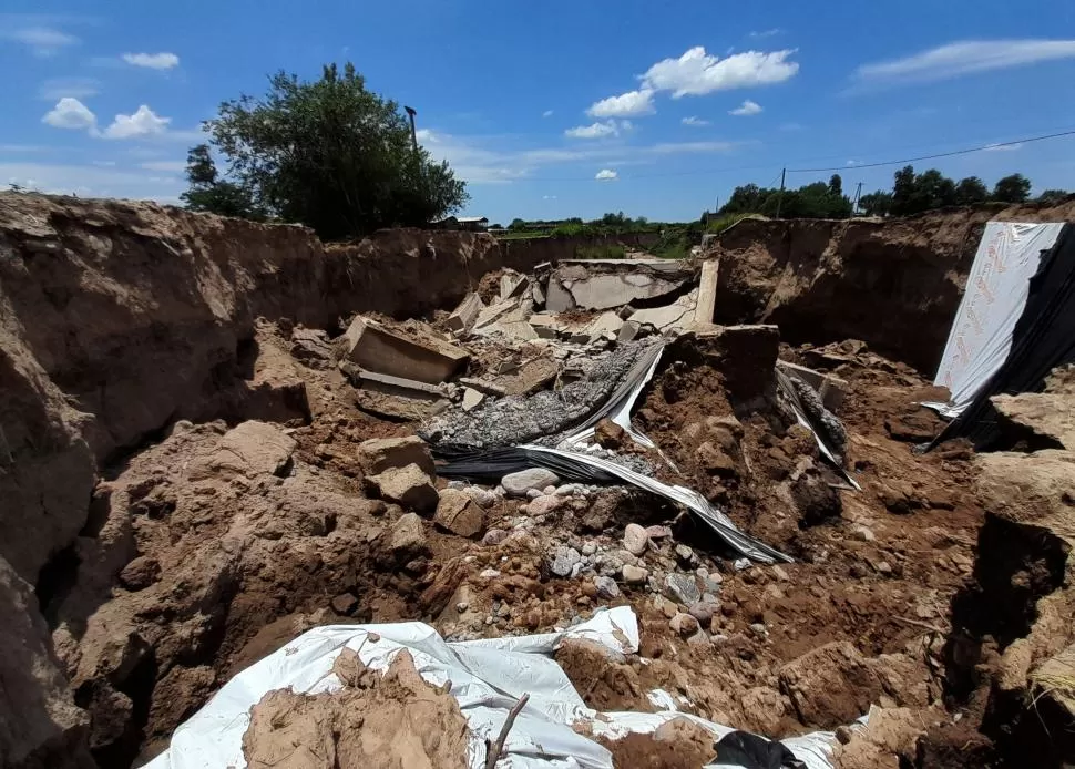 EL SOCAVÓN. Varias casas, además de la escuela 295, están en riesgo de ser afectadas por el zanjón. 