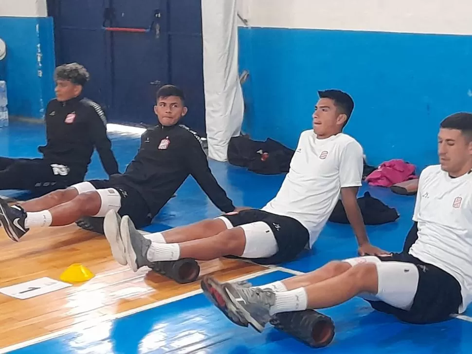 BAJO TECHO. Debido a la intensa lluvia que cayó ayer sobre Puerto Madryn, la práctica vespertina se llevó a cabo en el microestadio de Guillermo Brown. GENTILEZA JOSÉ REINA