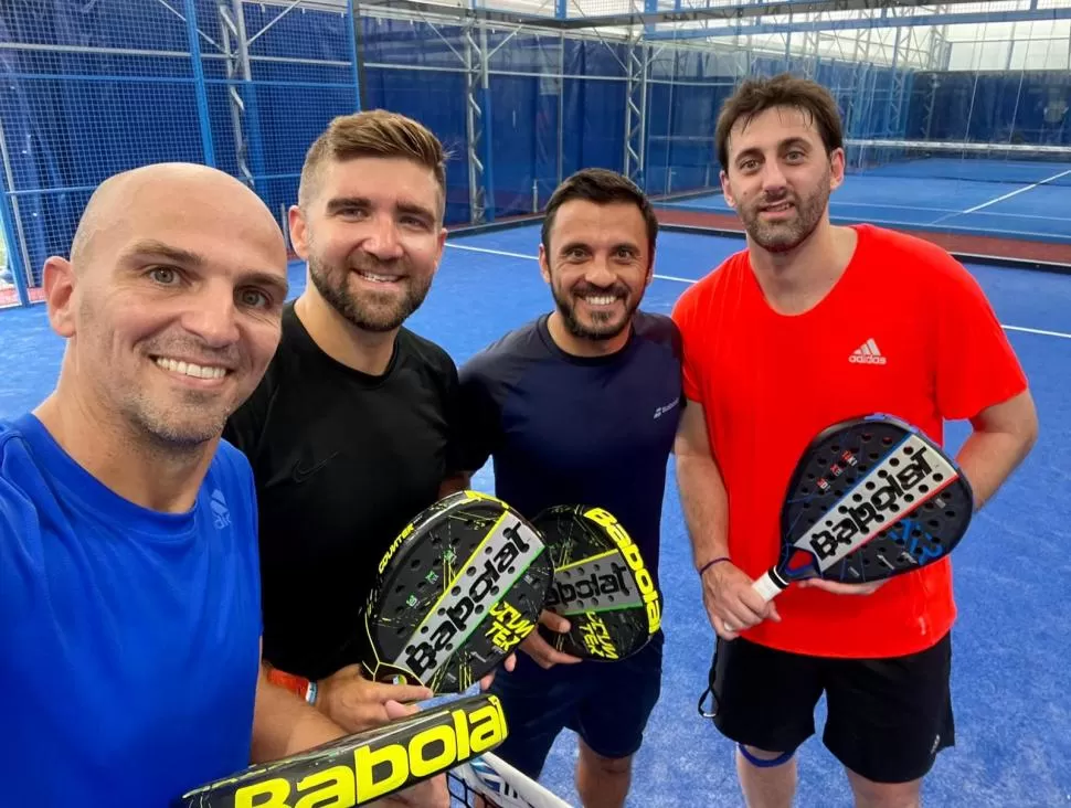 GAJES DEL OFICIO. Siciliani (segundo desde la izquierda) posa luego de un partido de pádel junto a Esteban Cambiasso y Diego Milito, ex glorias de Inter de Milán. 