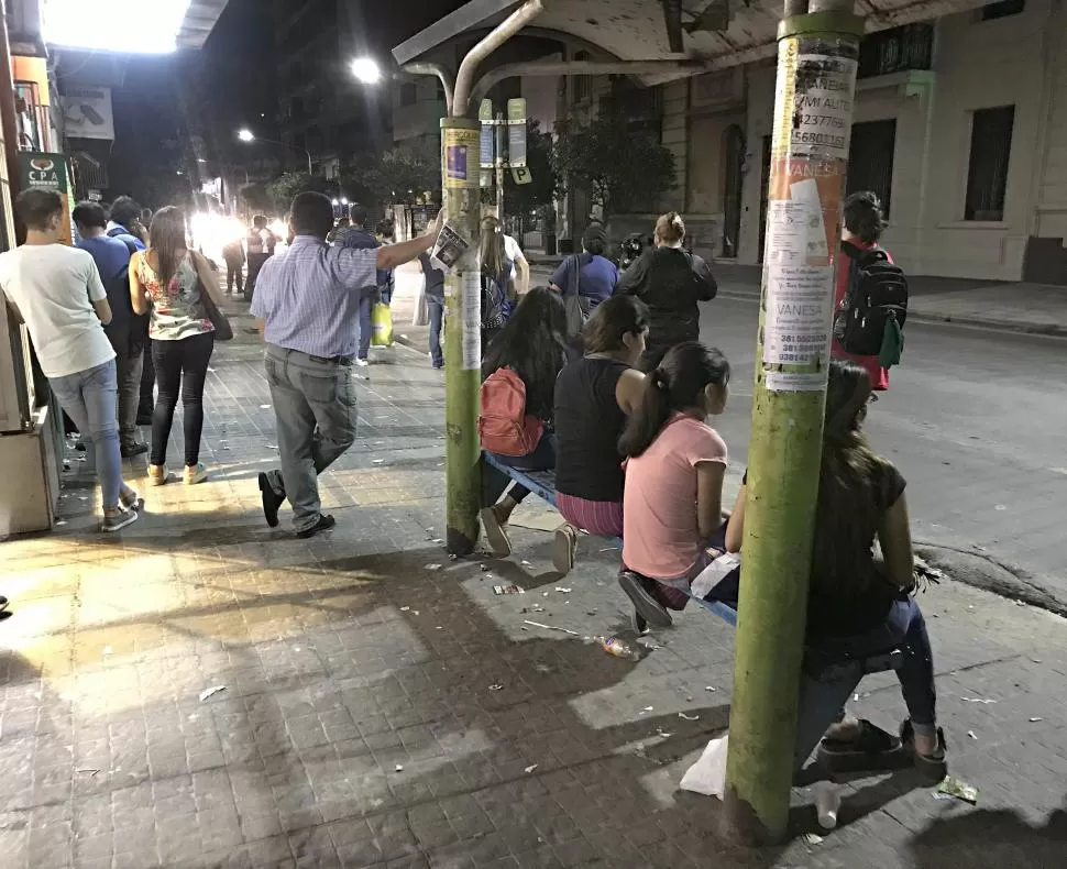 CRECE LA TENSIÓN. Por ahora, se restringe el servicio nocturno.  LA GACETA / FOTO DE JUAN PABLO SANCHÉZ NOLI
