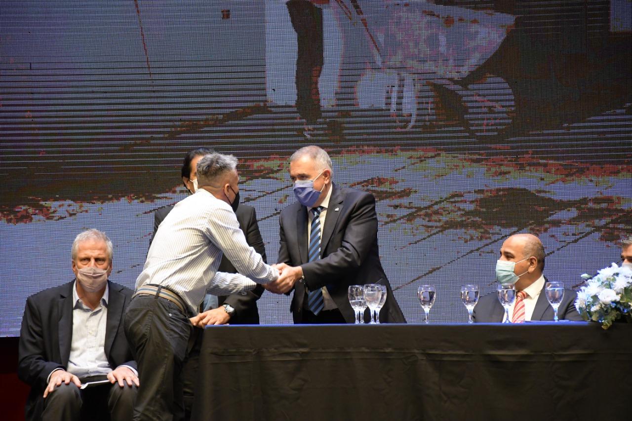 SOBRE EL ESCENARIO. Jaldo y Manzur, juntos en el Mercedes Sosa. Foto: prensa Gobernación