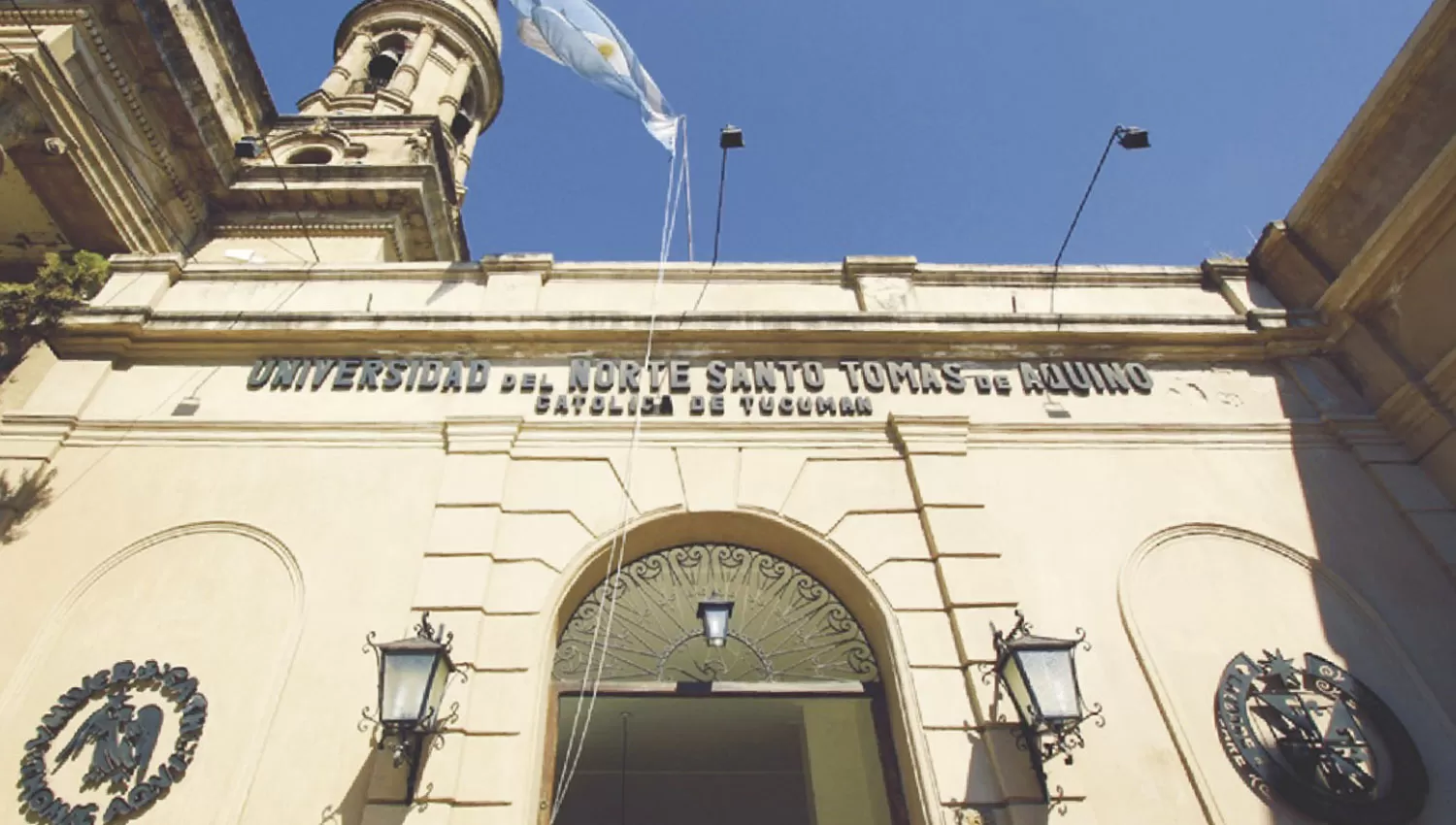 INSTITUCIÓN TRADICIONAL. Parte de la fachada de acceso a la Sede Centro de la UNSTA, en 9 de Julio al 100. 