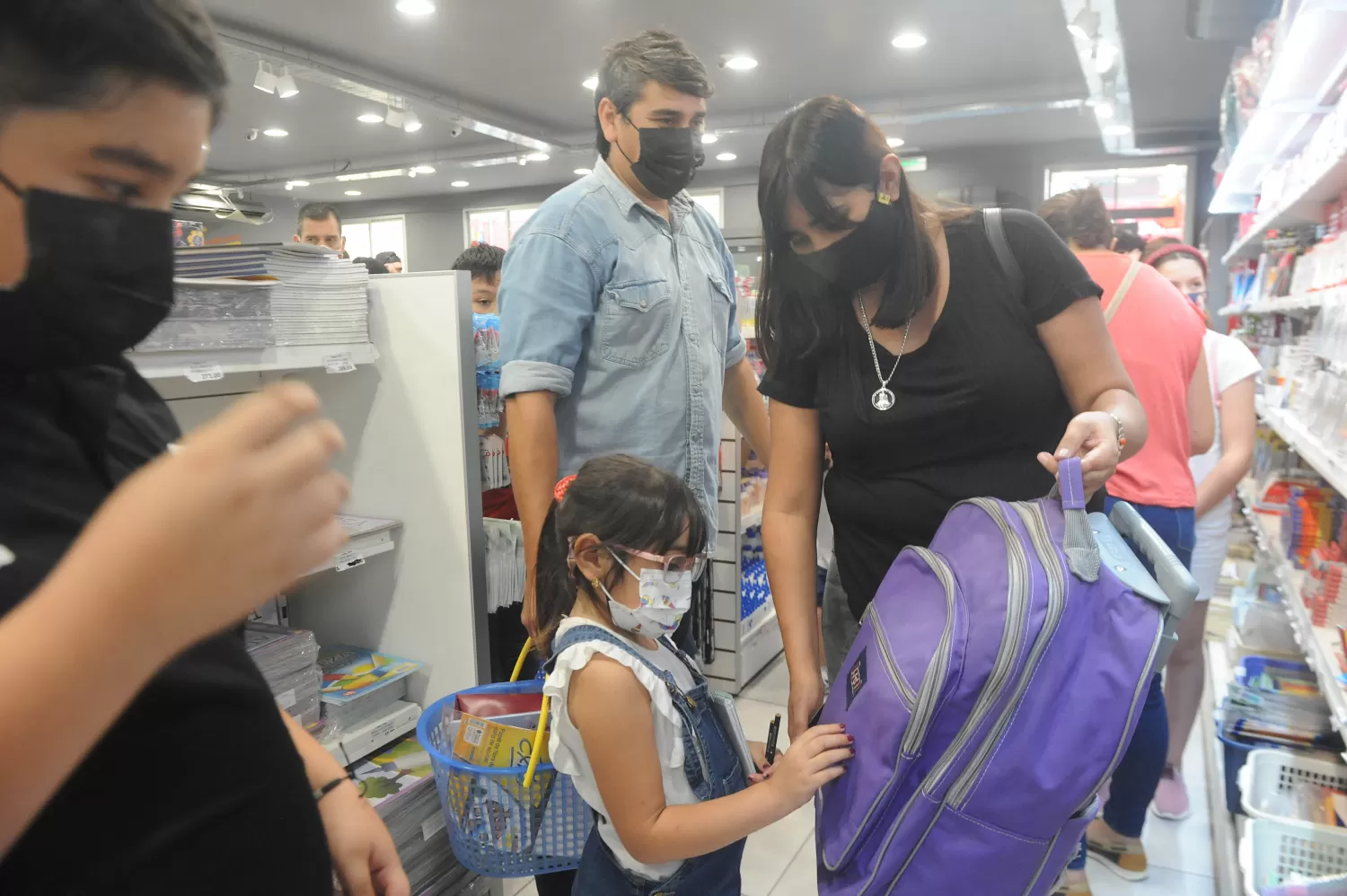 ¿CUÁL TE GUSTA? Los chicos prefieren las mochilas con sus personajes favoritos, pero los padres ya saben que esas son las más caras. 