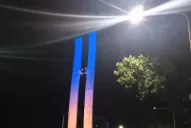 El municipio iluminó el Monumento al Bicentenario de azul y amarillo en apoyo a Ucrania