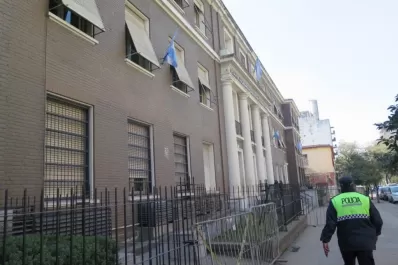 Detienen a un policía: violento ataque