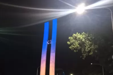 El municipio iluminó el Monumento al Bicentenario de azul y amarillo en apoyo a Ucrania