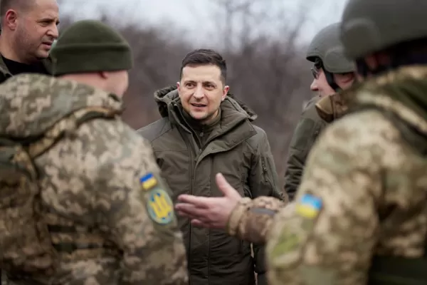 El presidente de Ucrania llamó a la gente a no deponer las armas y a defender Kiev