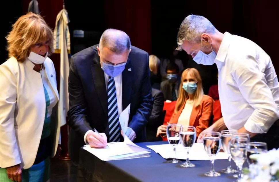 ACTO. Jaldo firma y atrás lo observa Sandra Tirado. 