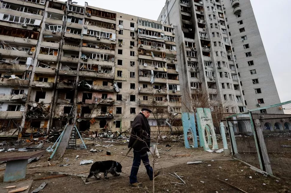 DESOLACIÓN. Un edificio destruido, juegos en los que hasta hace poco disfrutaban los niños. La expresión del vecino de Kiev lo dice todo. 