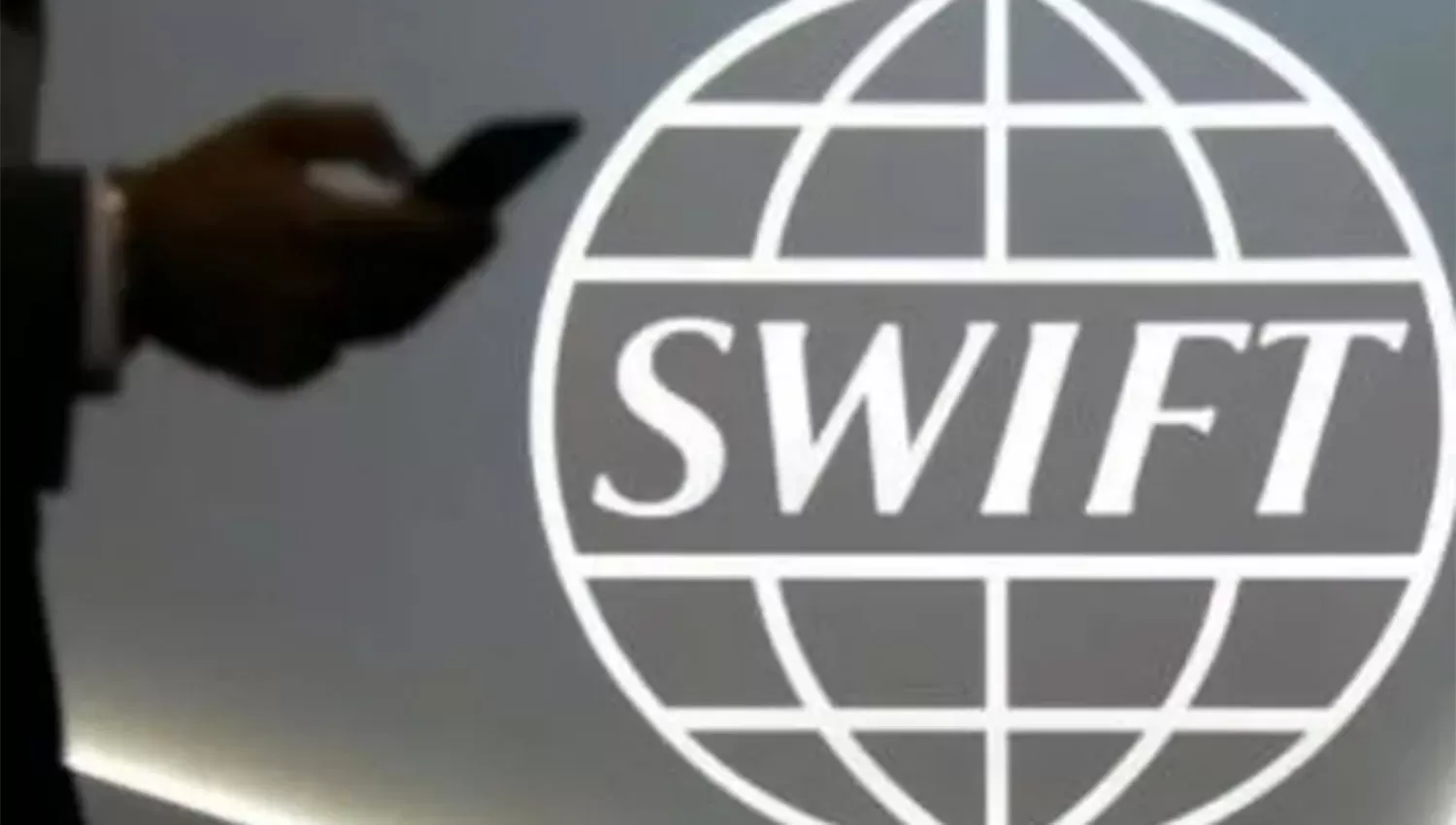 DAÑOS ECONÓMICOS. Las consecuencias de la salida de Rusia del SWIFT podrían golpear su moneda y generar recesión e inflación.