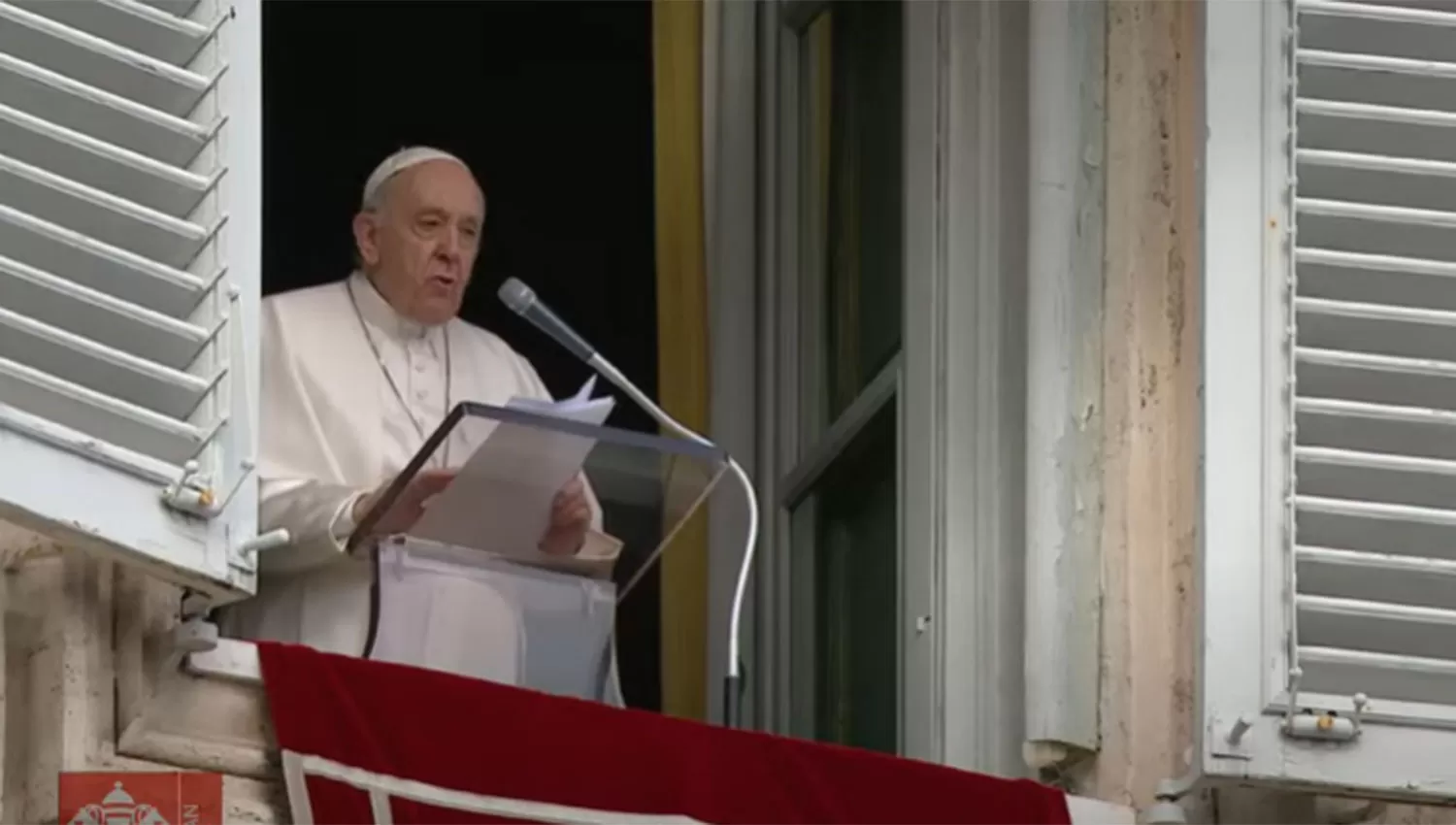 EN EL ANGELUS. El Papa se dirigió ante una multitud en la plaza de San Pedro.