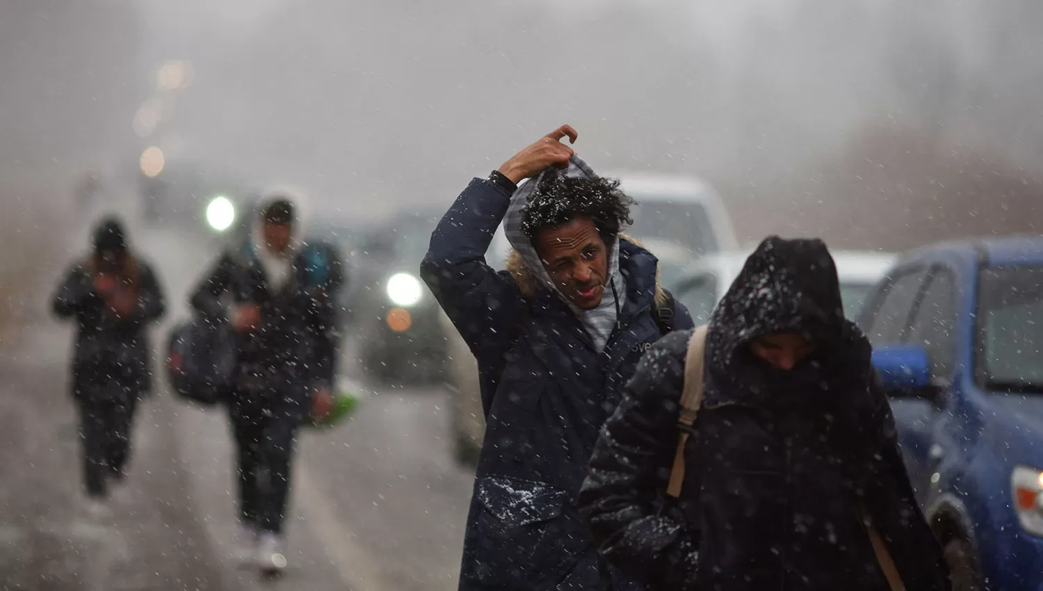 EN POLONIA. Cientos de personas cruzan a diario por las fronteras de Mostyska para llegar a territorio polaco.